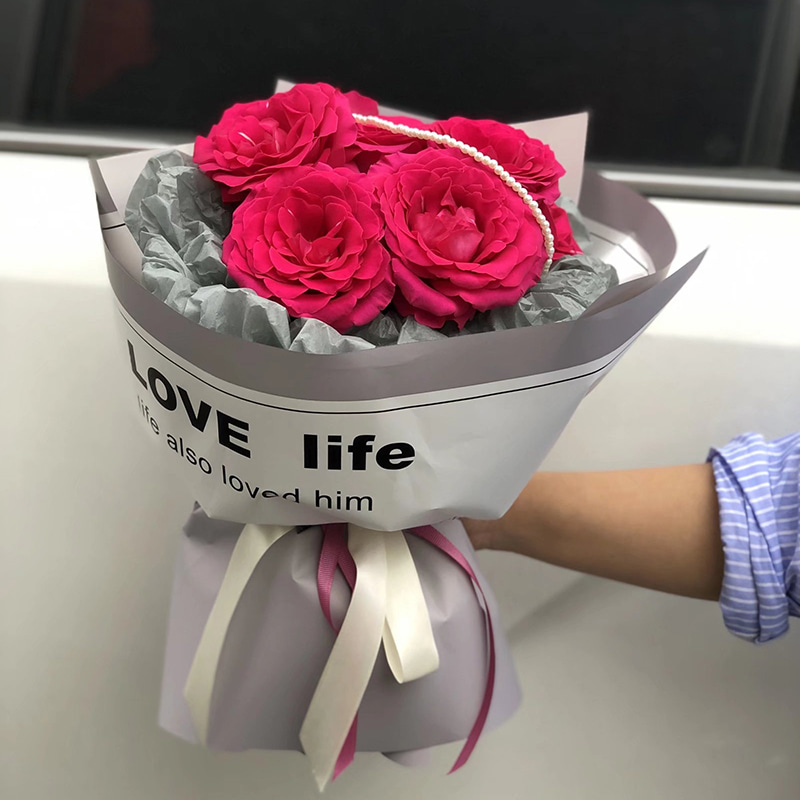 Carta da regalo con fiori con lettere lisce