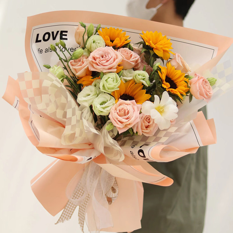 Carta da regalo con fiori con lettere lisce
