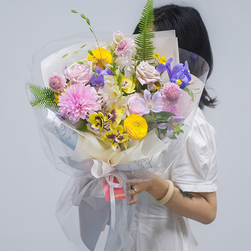 Carta da regalo per bouquet con stampa sfumata