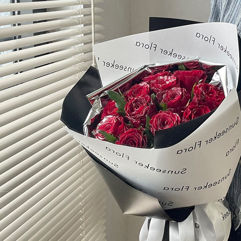 Carta da regalo per bouquet specchiata in tinta unita